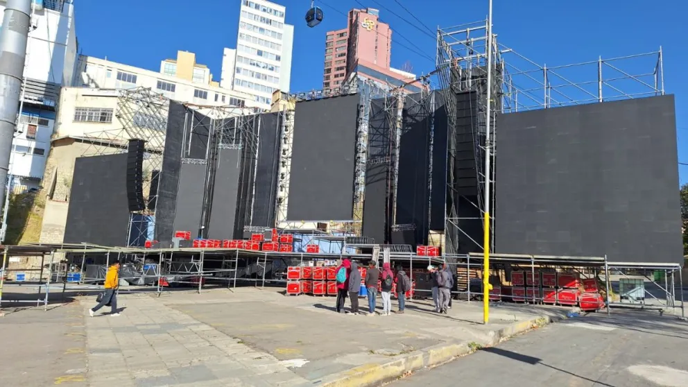 El escenario para la verbena paceña, ya casi está listo. Foto: Diego Gonzáles / Visión 360