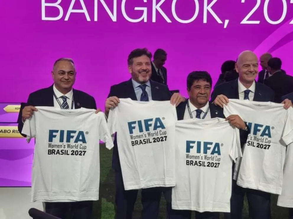Costa, a la izquierda, junto a Alejandro Domínguez y Gianni Infantino, titulares de la Conmebol y la FIFA, respectivamente. Foto: FIFA