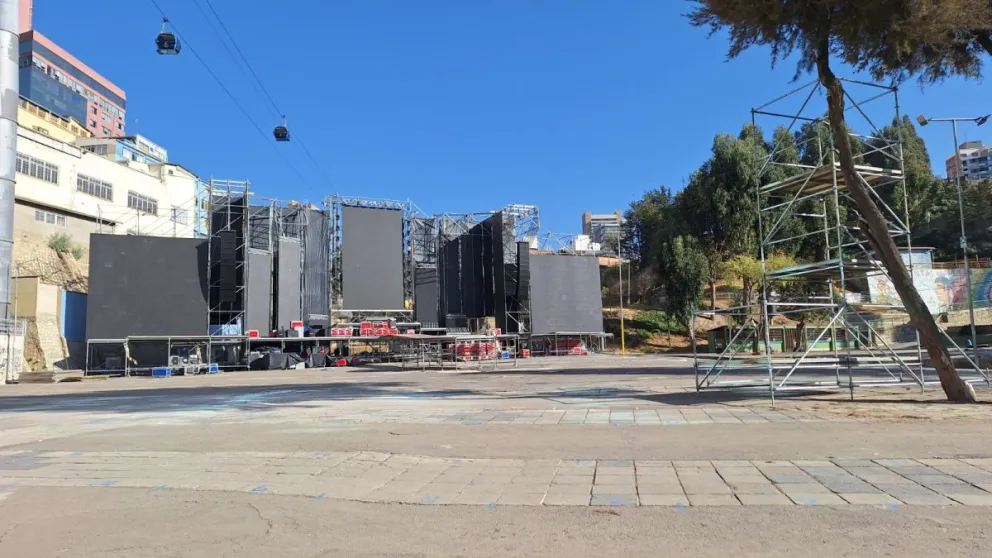 El escenario que se prepara para las actuaciones de la verbena del 15 de julio. Foto: Diego Gonzáles / Visión360