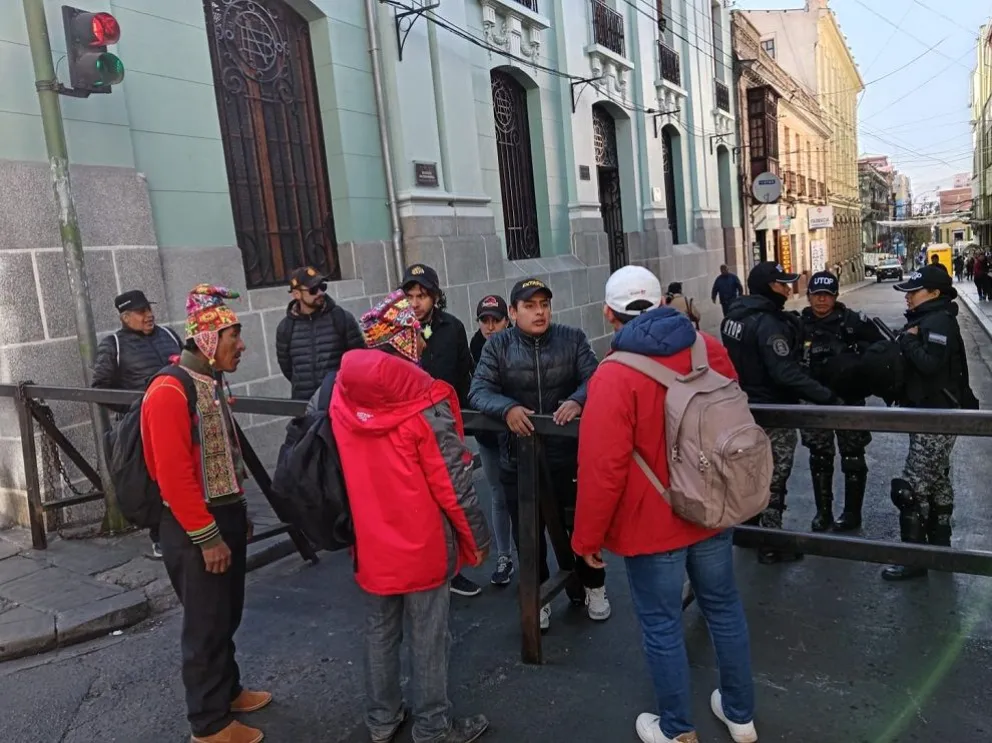 Denuncian que civiles controlan el ingreso a la plaza Murillo, junto a ...