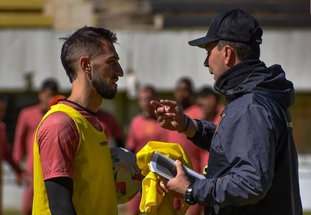 El DT del Tigre, Ismael Rescalvo (der.), conversa con Luciano Ursino en un entrenamiento. Foto: club The Strongest