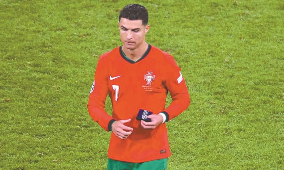 Cristiano se retira de la cancha tras quedar eliminado en el torneo de este año. Foto: EFE.