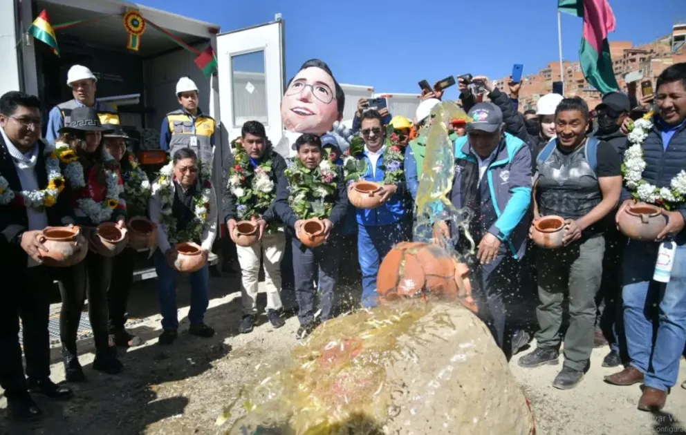 El alcalde y el presidente en la "ch'alla" de la piedra fundamental de las obras. Foto: AMUN.