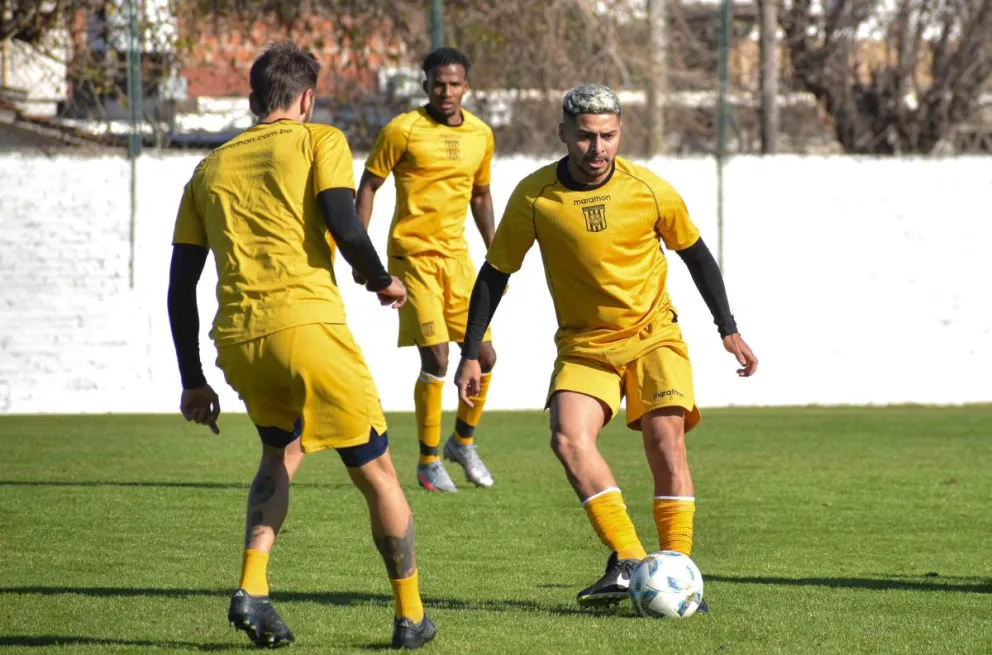 Daniel Rojas domina la pelota en uno de los entrenamientos del Tigre en Argentina. Foto: club The Strongest