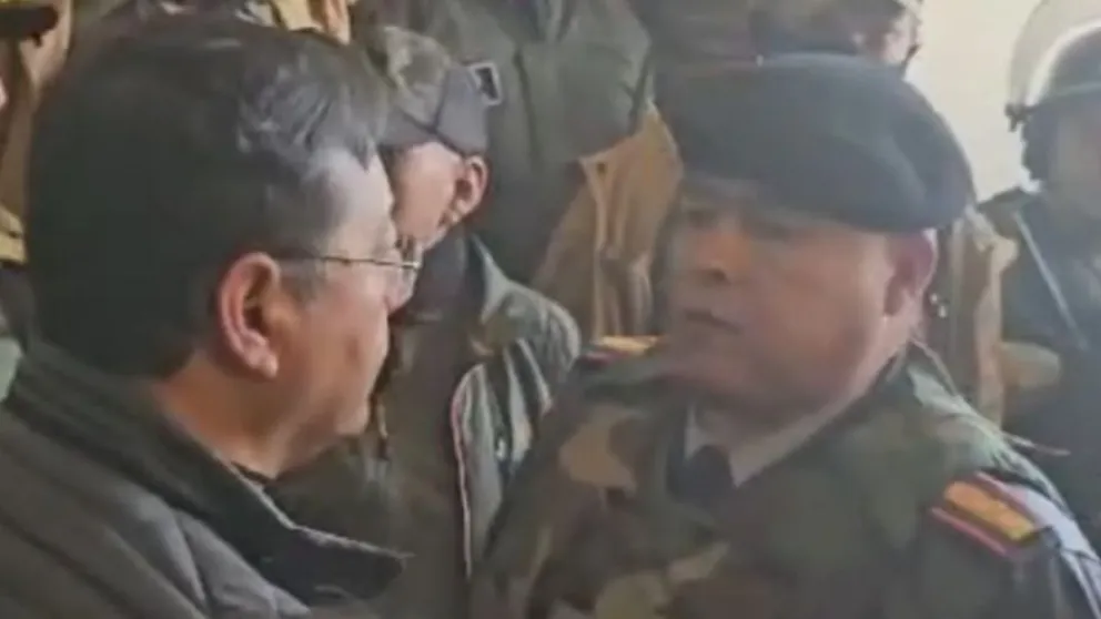 El presidente Luis Arce cara a cara con el ahora excomandante del Ejército, Juan José Zúñiga, el pasado 26 de junio. Foto: El País Tarija