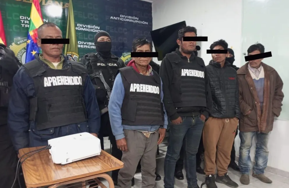 Parte de las 28 personas aprehendidas acusadas por avasallamiento de predios productivos. Foto: Comando Departamental de la Policía de Santa Cruz.