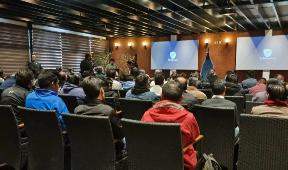 La asamblea ordinaria del club Bolívar que se realizó en un local de la zona sur. Foto: AF