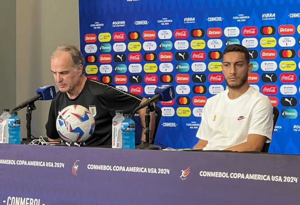 Marcelo Bielsa habla en la conferencia de este viernes. A su lado aparece el defensor Sebastián Cáceres. Foto. EFE