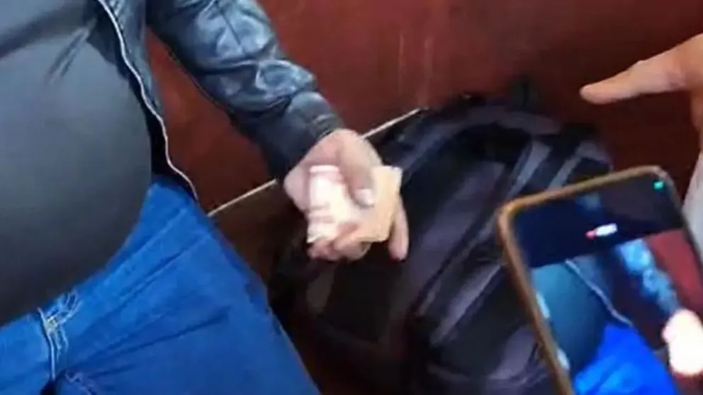 El funcionario de la Cámara de Diputados cuando fue descubierto recibiendo una coima. Foto: WKM