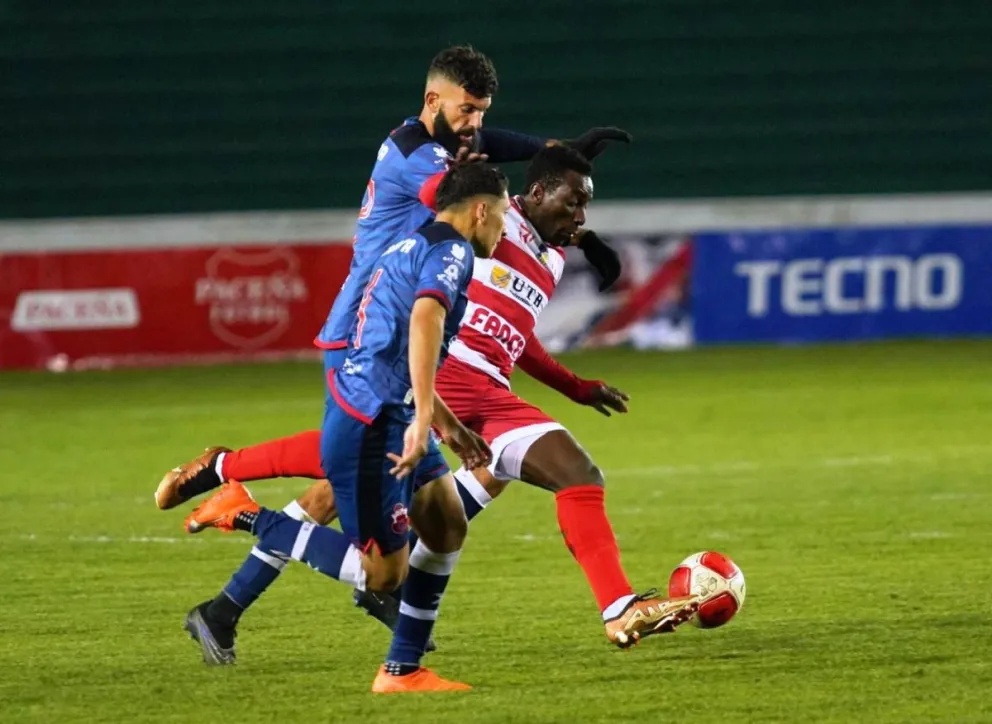 Porozo deja en el camino a dos jugadores de Guabirá en el encuentro jugado en Sucre. Foto: APG