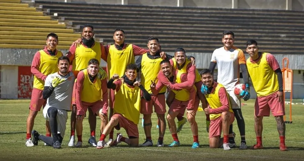 Guillermo Viscarra (abajo a la izquierda) junto a varios de sus compañeros en el entrenamiento de este viernes. Foto: club The Strongest