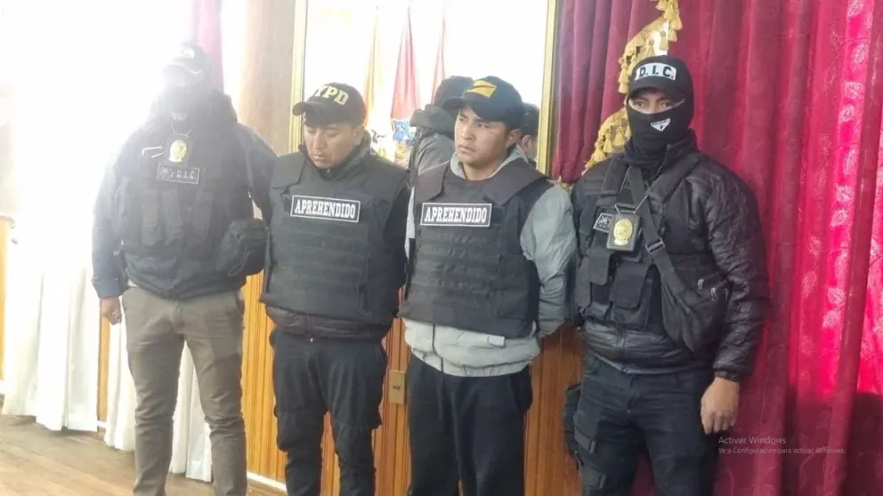 Dos de los violadores grupales arrestados, piden a posibles victimas identificarlos y denunciarlos.  Foto: Policía de Oruro