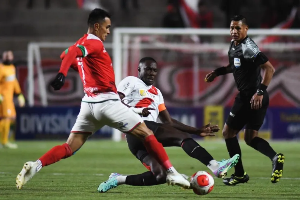 Caicedo, jugador de Always, sale a la marca de Avilés, mediocampista de Tomayapo. Foto: Always Ready