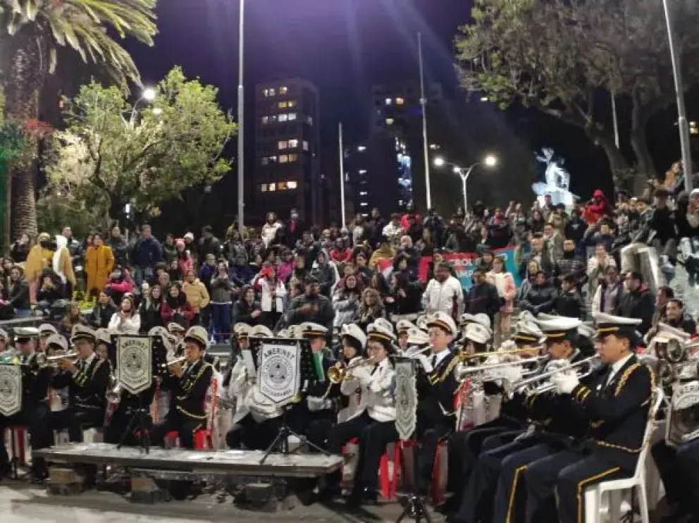 Bandas estudiantiles se presentan en la plaza Abaroa. Foto: AMUN