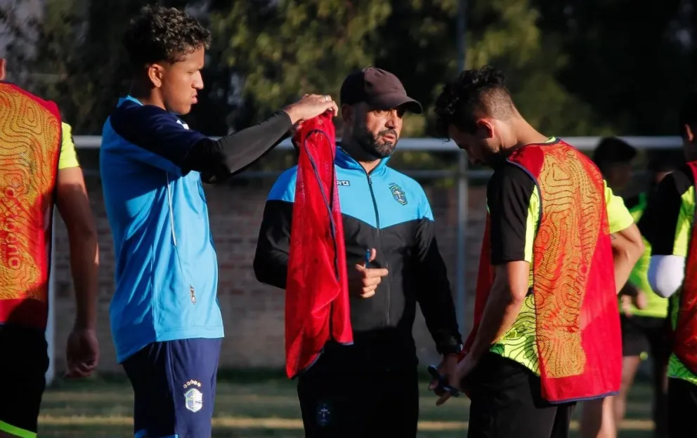 Thiago Leitao (centro), en una de las últimas practicas de San Antonio previas a la reanudación del torneo. Foto: club San Antonio