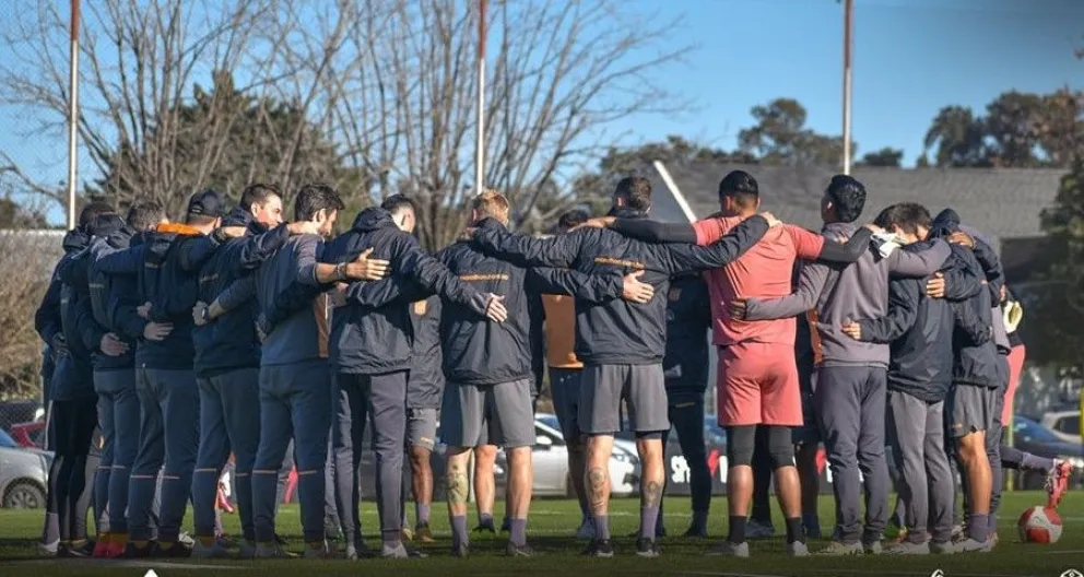 Jugadores y cuerpo técnico del Tigre en una práctica en suelo argentino. Foto: club The Strongest