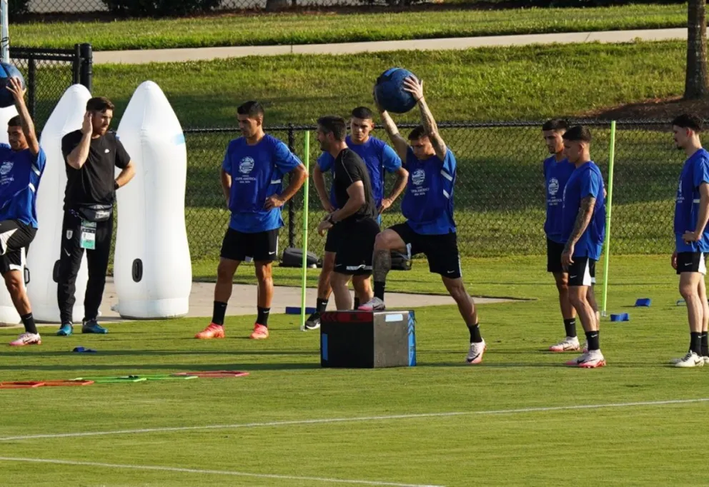 Práctica del combinado charrúa antes del partido de este sábado. Foto: El País