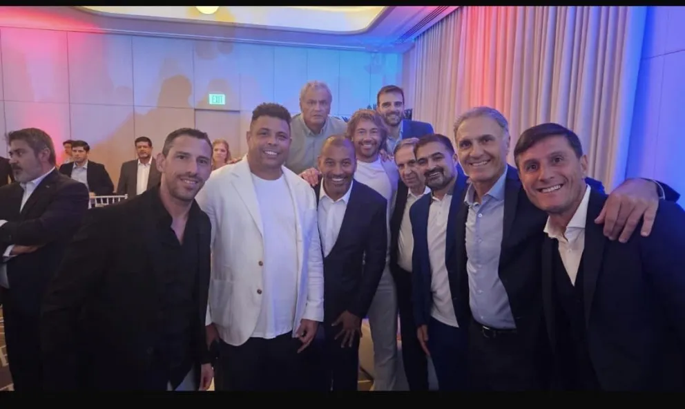 Marco Etcheverry en medio de legendarias figuras del fútbol mundial. 