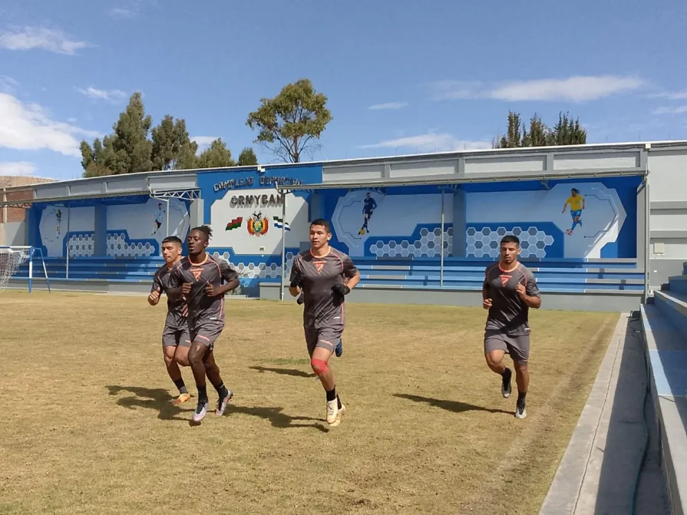 El africano Mboudou junto a los jugadores de Always Ready, en Achocall. Foto Jhony Mollinedo