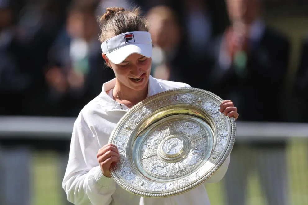 La tenista checa sujeta el trofeo que le entregaron como campeona de Wimbledon. Foto EFE