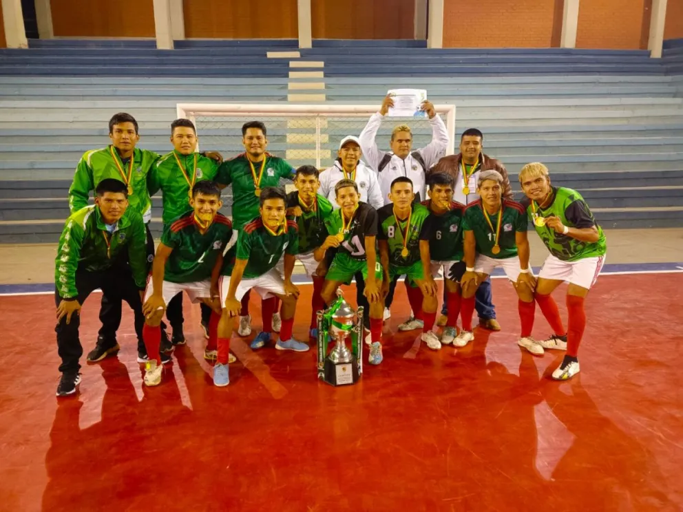 Jugadores de Riberalta con su trofeo de campeón. Foto: Comisión de Futsal Bolivia.