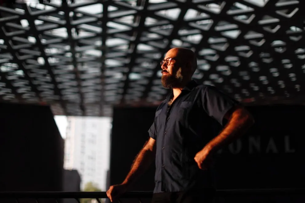 El director de cine, el mexicano Rodrigo Reyes, posa al termino de una entrevista con EFE, el 12 de julio de 2024, en Ciudad de México (México). Foto: EFE