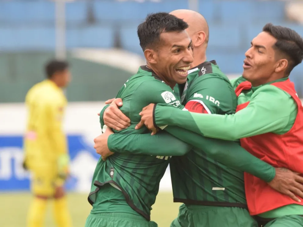 El atacante Alvarez celebra con Riquelme tras anotar el tanto del empate de esta tarde. Foto APG