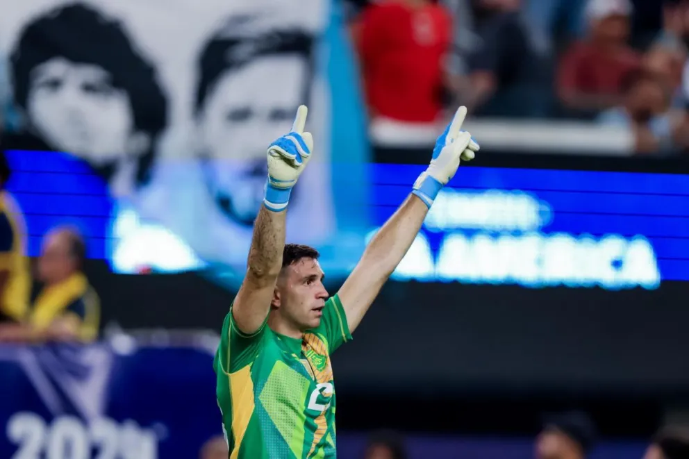 El número uno de Argentina levanta las manos tras vencer a Canadá. Foto EFE