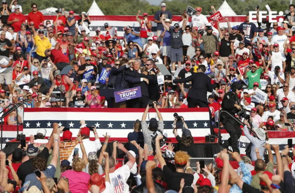 Trump es evacuado de un mitin en Butler Pensilvania después de que se escucharan tiros en lugar y que al parecer lo alcanzaron a herir. Foto: EFE