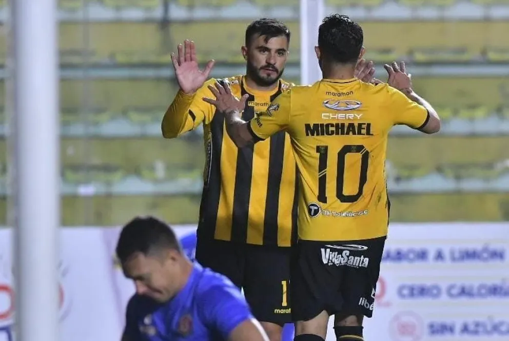 Michael Ortega (10) celebra el gol con Enrique Triverio, quien le dio la asistencia para la conquista. Foto: APG