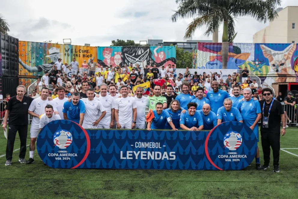 La ex extrellas del fútbol sudamericano posan antes de los partidos. Foto Conmebol