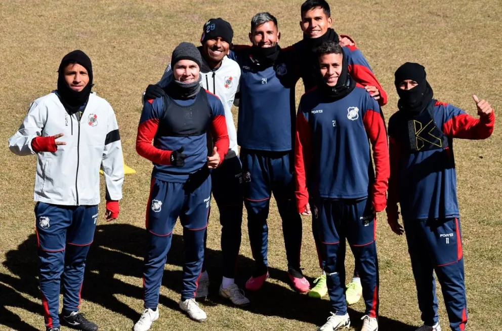 Los jugadores de Nacional Potosí, en una pausa del entrenamiento. Foto Nacional Potosí