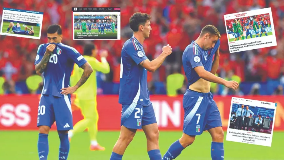 Los jugadores italianos se retiran eliminados de la cancha, alrededor las portadas de los diarios. Foto: Infobae