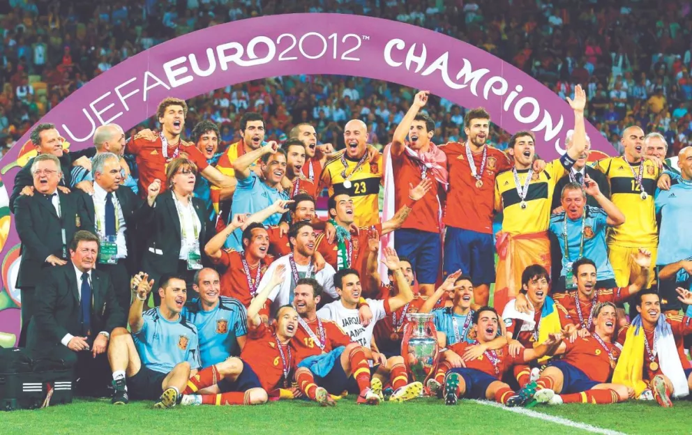 Jugadores, cuerpo técnico y dirigentes españoles festejan tras ganar la Euro de 2012.