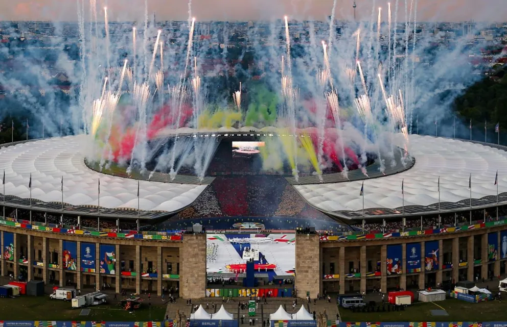 La luces y coloridos al final de la ceremonia de clausura de la Euro 2024. Foto UEFA