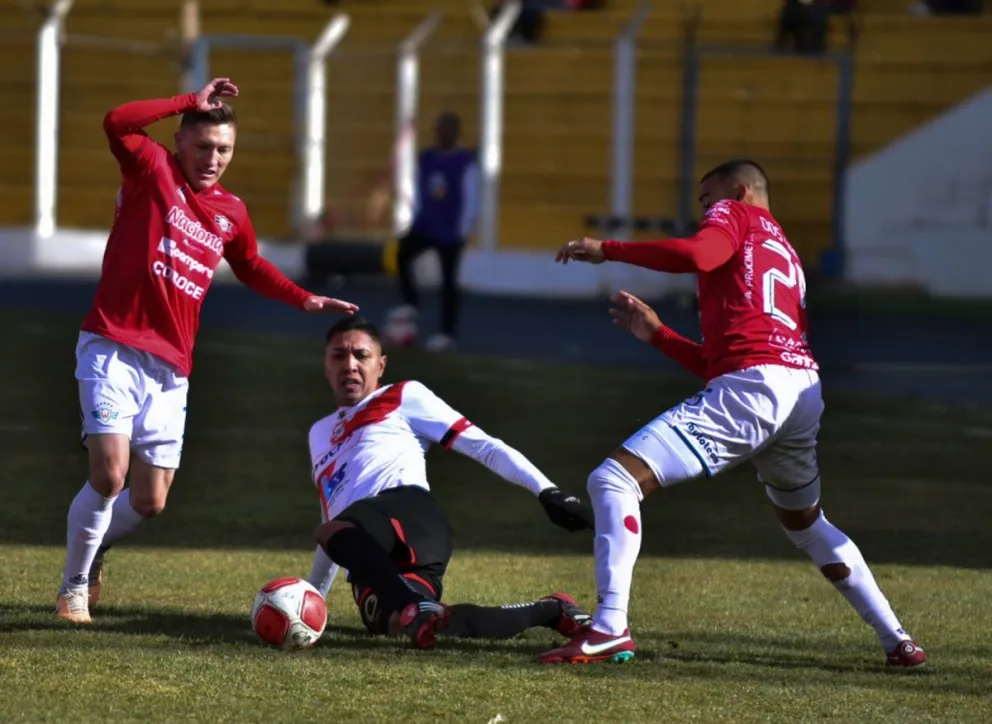 Galindo (centro), de Nacional, trata de quitar la pelota a Chumacero (izq.). Foto: APG.