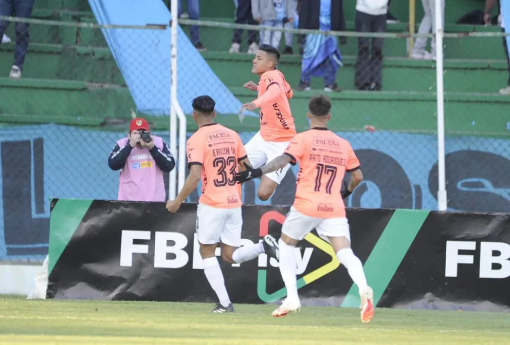 Ramiro Vaca hace un salto durante su celebración por el primer gol del partido. Foto: APG.