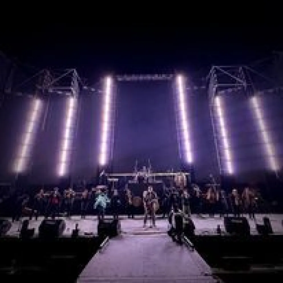 Prueba de sonido del grupo Alcohólika y un conjunto de sikuris en el escenario para la verbena.  Foto: La Paz Culturas