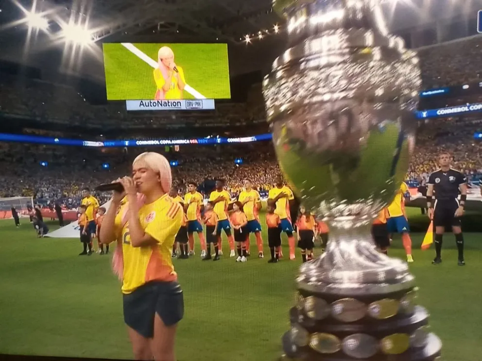 La cantante colombiana Karol G entonando el himno de su país. (Captura de pantalla)