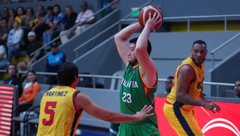 El boliviano Calvo domina la pelota ante la marca de un rival. Foto: FIBA América.