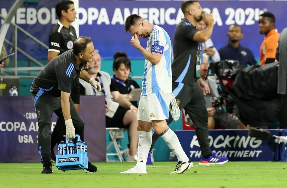 Messi, con evidentes muestras de dolor, se retira del campo de juego por sus propios medios.