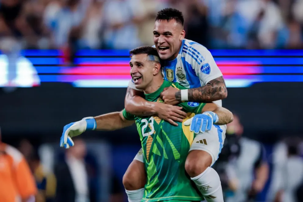 El goleador de la Copa  Lautaro Martínez festeja con su compañero Emiliano Martínez. Foto: EFE