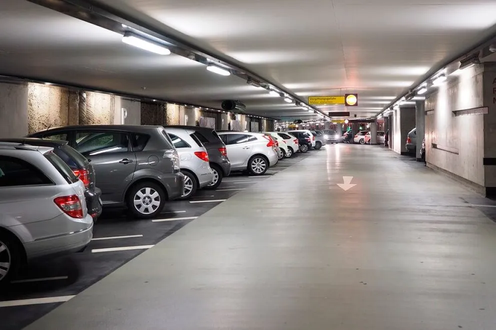 Vehículos en un estacionamiento privado. Foto: Comparaonline, blog de autos