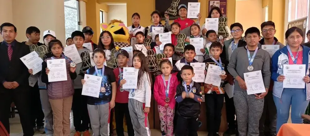 Los premiados del torneo. Foto: Federación Boliviana de Ajedrez.
