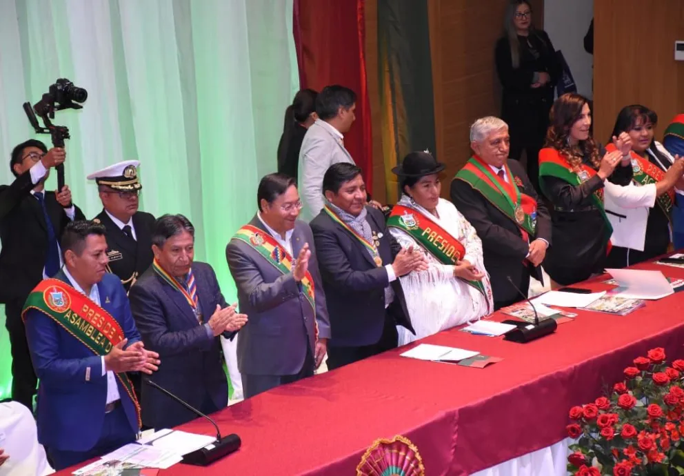 Las autoridades durante la sesión de este lunes. Foto: APG