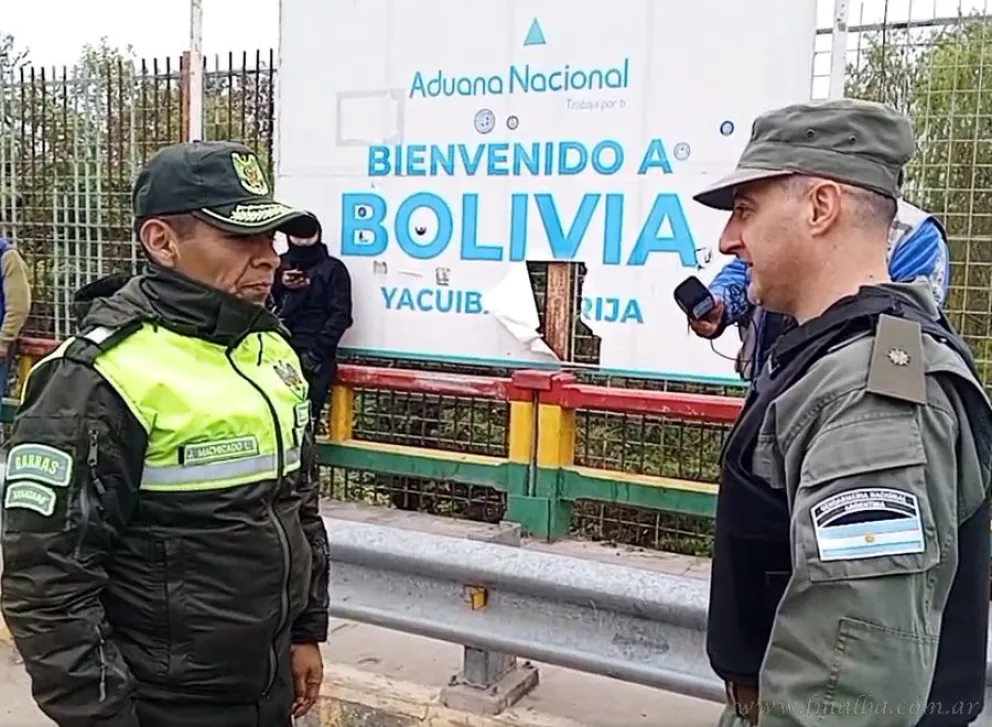 Un policía boliviano con un gendarme en la región fronteriza de Yacuiba. Foto: Cuarto, de Salta