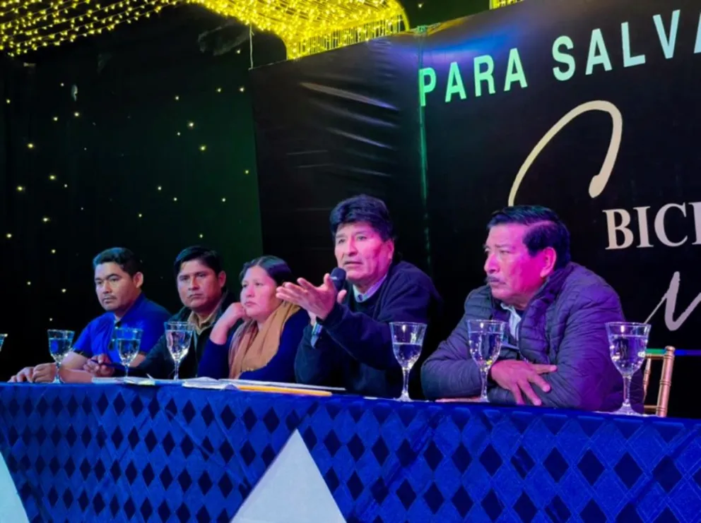 Morales, durante un encuentro con militantes del MAS, en Santa Cruz, esta mañana.
Foto: Evo Morales (Facebook)