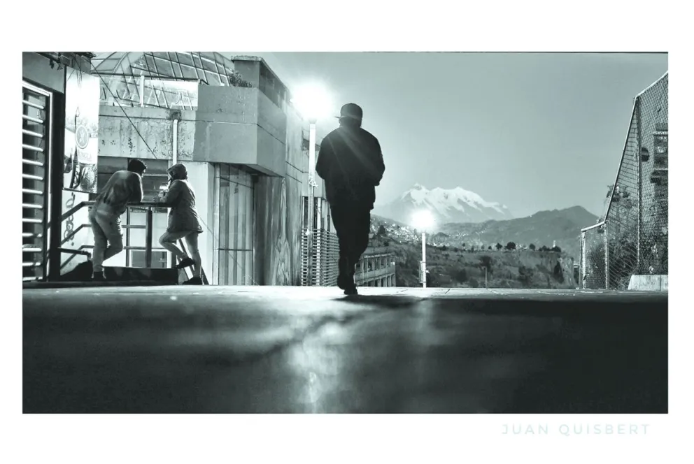 Una vista del Illimani y de una de las calles de la ciudad de La Paz. Foto: Juan Quisbert