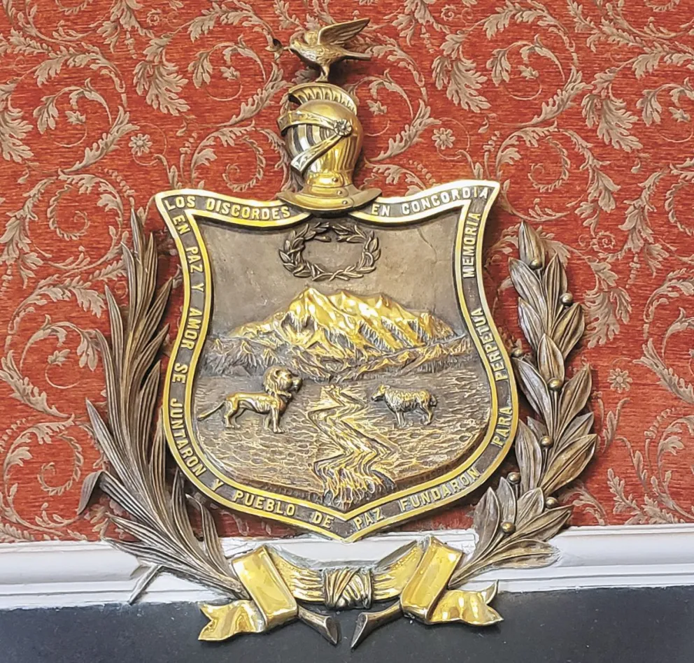 El escudo oficial de La Paz, símbolo de fortaleza en prosperidad. Fotos: Carlos Quisbert / Visión 360
