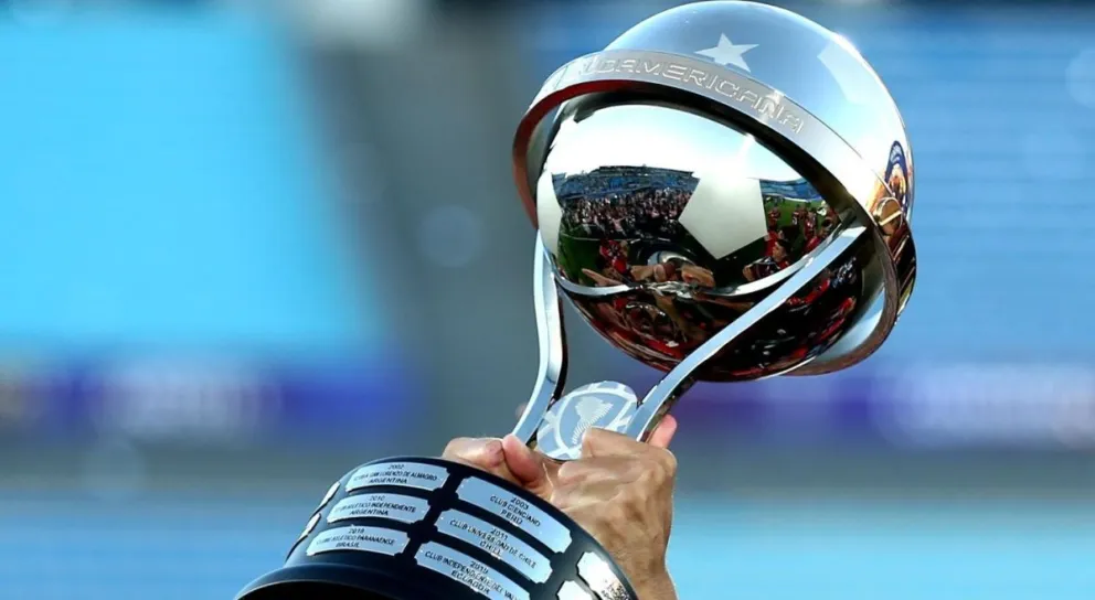 El trofeo de la Copa sudamericana. Foto: Conmebol.